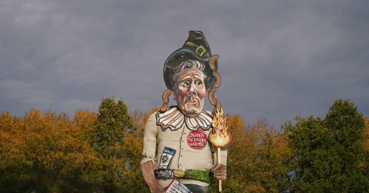 Keir Starmer guy to burn at famous UK bonfire