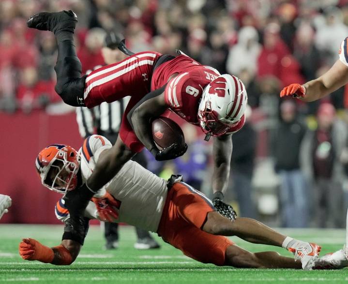 Deadspin | Darrion Dupree leads Wisconsin to upset of No. 21 Illinois