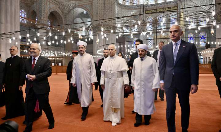 Papa León XIV visita la mezquita azul y lanza un llamado contra las guerras