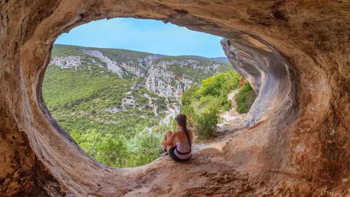 La ruta de senderismo en acantilados de Huesca para hacer una vez en la vida: entre gargantas y abrigos rupestres