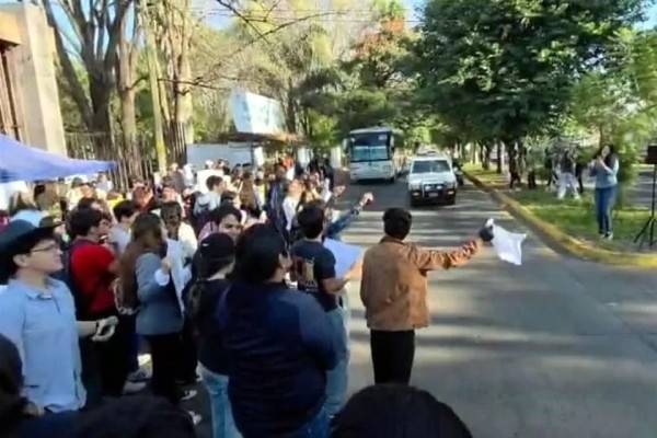 Van 3 días de protestas en Michoacán por ejecución de alcalde