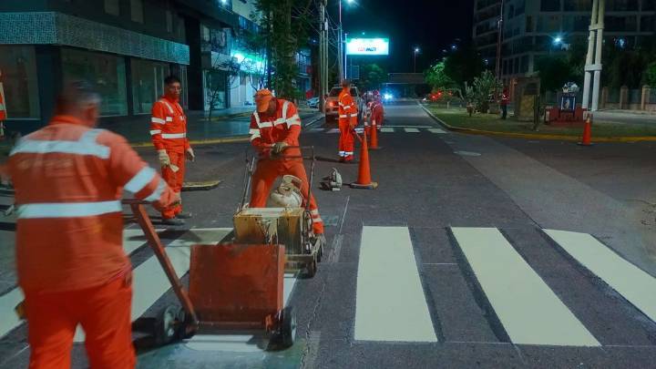 Cumplen con trabajos de demarcación de sendas peatonales y carriles en diversas…