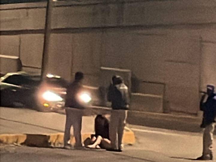 Mujer es arrojada de un auto en movimiento, en Saltillo