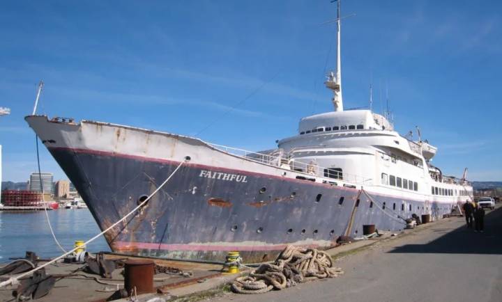 “Es duro ver cómo 15 años de trabajo se desperdician”: invirtió más de 1 millón de dólares para convertir un crucero en museo y se hundió