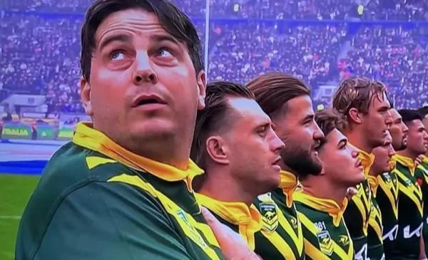 Arrestan a un bromista que se alineó con los jugadores australianos en el himno