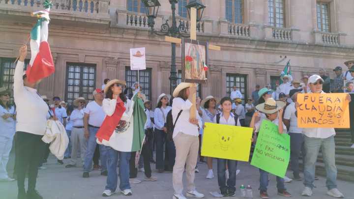 Condenan saltillenses homicidio de Carlos Manzo e inseguridad en México