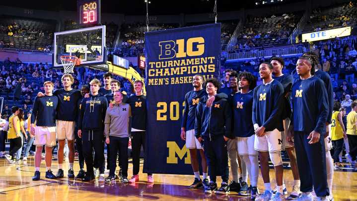 No. 7 Michigan routs Oakland on Big Ten banner
