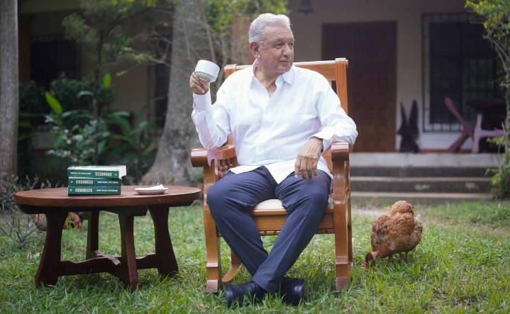 AMLO reaparece en redes; presenta su nuevo libro "Grandeza"