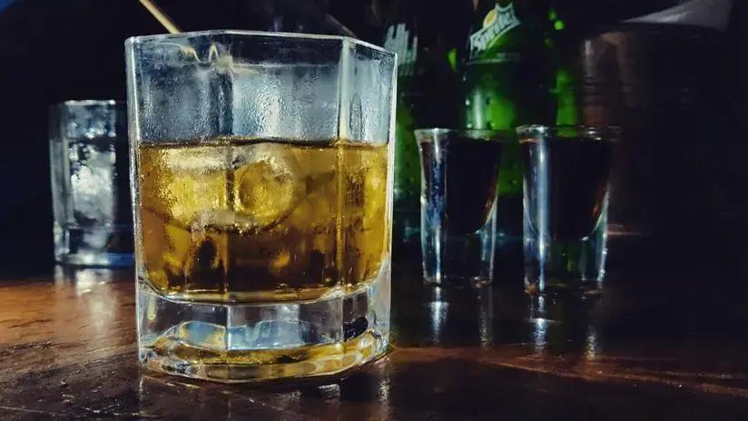 Estudio advierte que tres copas de alcohol al día pueden provocar hemorragias cerebrales severas y precoces