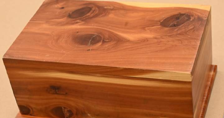 Urn left at Ontario thrift store contained remains, police seeking owner