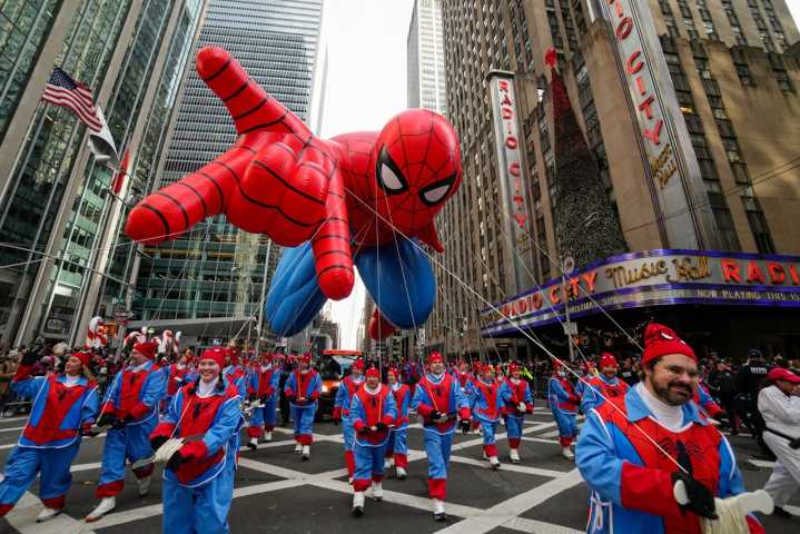 Macy’s Thanksgiving Day Parade kicks off in Manhattan