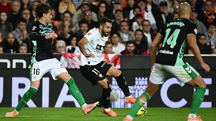 Valencia y Betis empatan en un vibrante duelo en Mestalla