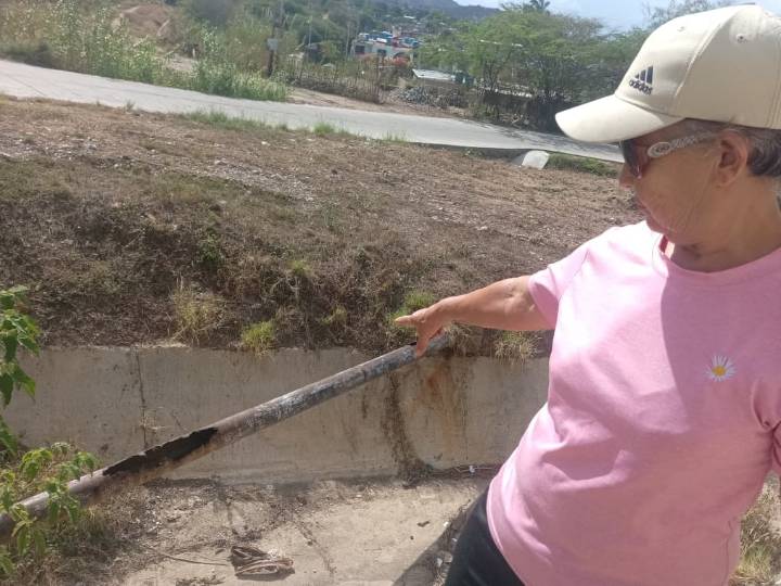Denuncian contaminación por cloacas rotas en el barrio Colinas de José Félix Rivas de Barquisimeto