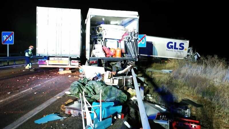 Un conductor herido tras la colisión de dos camiones en la A