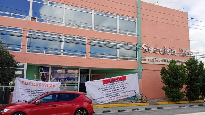 Protestan jubilados del SNTE por adeudos de bonos