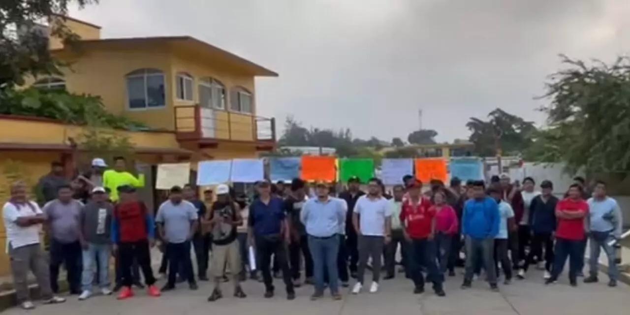 Extrabajadores de ABCD Arquitectura bloquean obra ferroviaria en Matías Romero por finiquitos atrasados