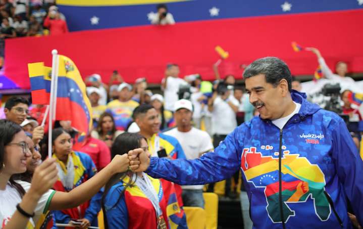Presidente Nicolás Maduro acompaña a la juventud comunera en marcha en Caracas