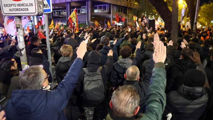 Falangistas marchan contra el régimen “genocida” del 78 y cantan “Pedro Sánchez, tiro en la nuca”