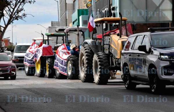 Cierran productores calles del Centro en protesta por Ley del Agua