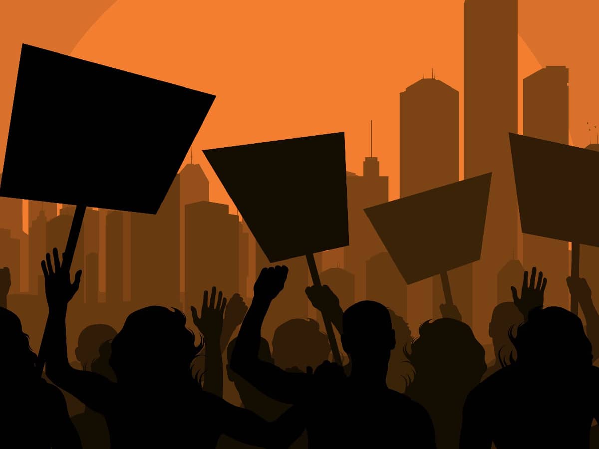 Hyderabad: Local barbers protest corporate salons in Quthbullapur