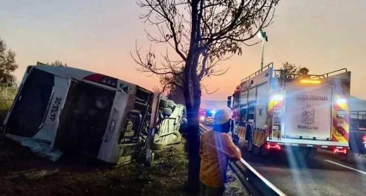Volcadura de autobús en la Morelia-Pátzcuaro deja siete muertos y múltiples heridos