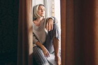 Este mal hábito cotidiano perjudica la salud y acelera el envejecimiento incluso más que tomar azúcar o no ir al gimnasio