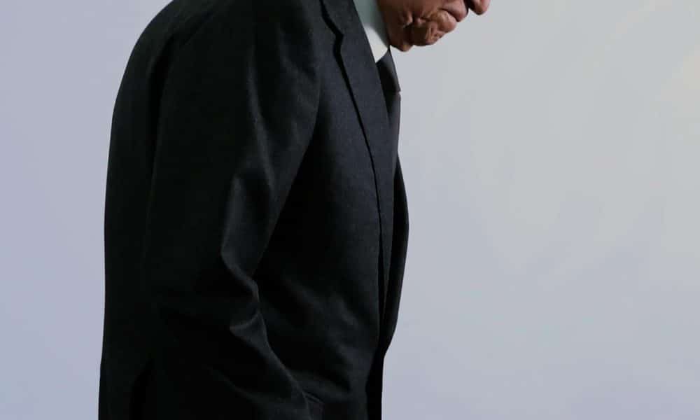 El fiscal general de México, Alejandro Gertz Manero, presenta su renuncia al cargo