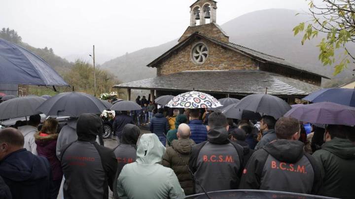 EN IMÁGENES: Dolor y rabia en el funeral del minero Óscar Díaz: adiós al minero cangués fallecido en el accidente de Vega de Rengos