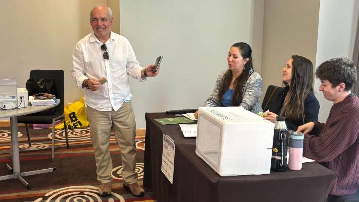 Arrancaron las elecciones 2025: Primer chileno en votar en todo el mundo ya emitió su sufragio en Nueva Zelanda