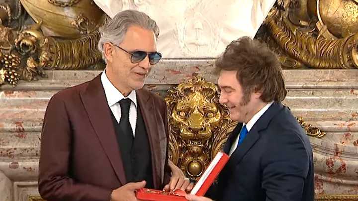 Reconocimiento a Bocelli: Milei le entregó la Orden de Mayo en Casa Rosada