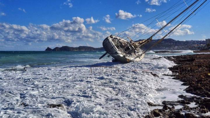 El temporal golpea el gran velero encallado en Xàbia