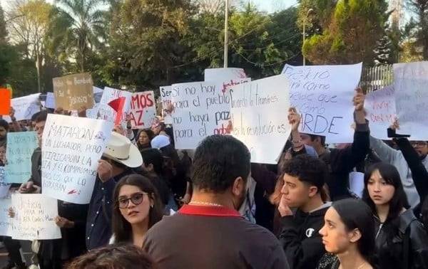 Marchan estudiantes en Uruapan en demanda de paz