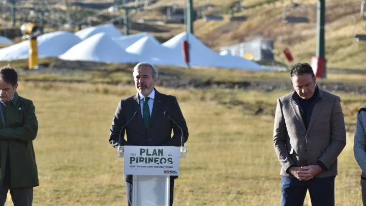 Azcón visita los sistemas de innivación en la zona Sextas de la estacion de esquí de Formigal