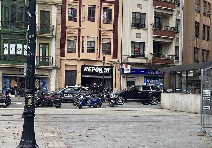 Detenido el dueño de una tienda de moda de El Parchís, en Gijón, por sustracción de ropa