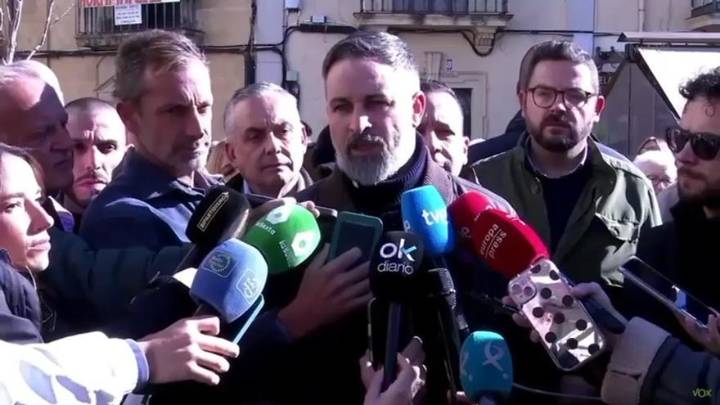 Abascal irrumpe en Coria y eleva la presión sobre el PP: exige fin del "fanatismo verde" para pactar