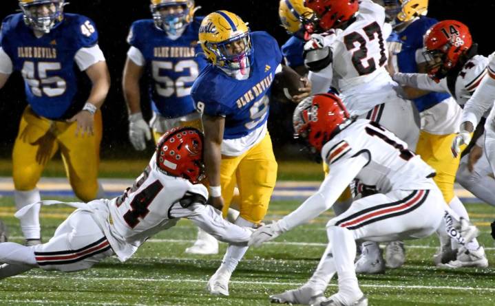 8A football: Illinois commit Aaron Stewart carries Warren