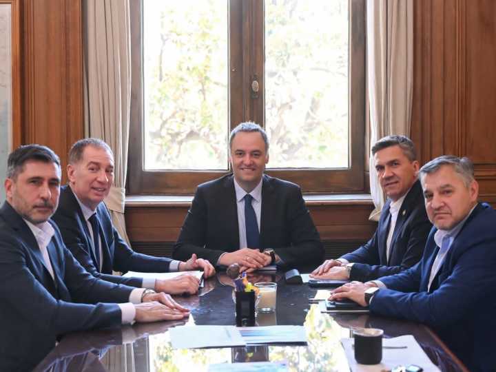 Sigue la búsqueda de respaldo al Presupuesto y a las reformas: el Gobierno recibió a los gobernadores de Chaco y Río Negro