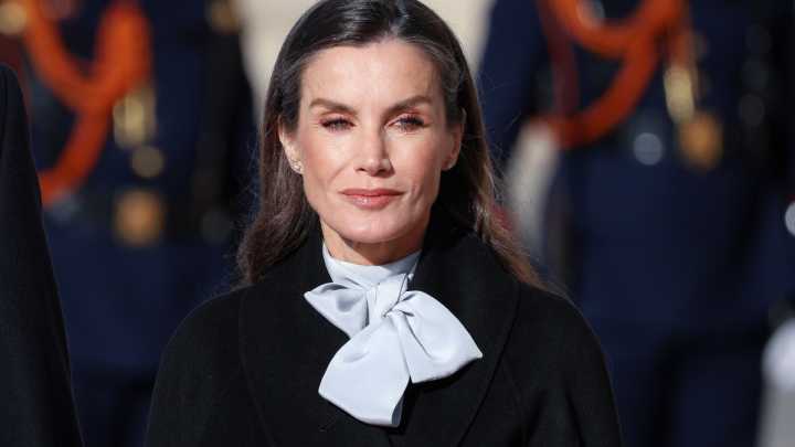 La reina Letizia le dice ‘sí’ al abrigo negro con el look invernal que todas queremos para vernos elegantes