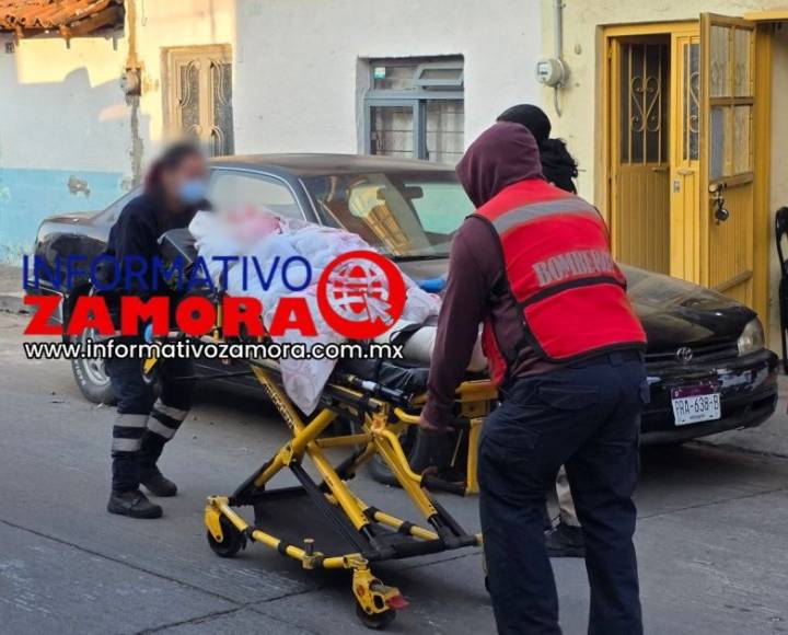 Paramédicos auxilian a hombre con un balazo en la cabeza