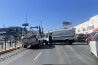 Invade carril ambulancia del IMSS y choca contra camioneta en Saltillo
