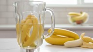 Licuar cáscaras de banana y agua: por qué recomiendan hacerlo y para qué sirve