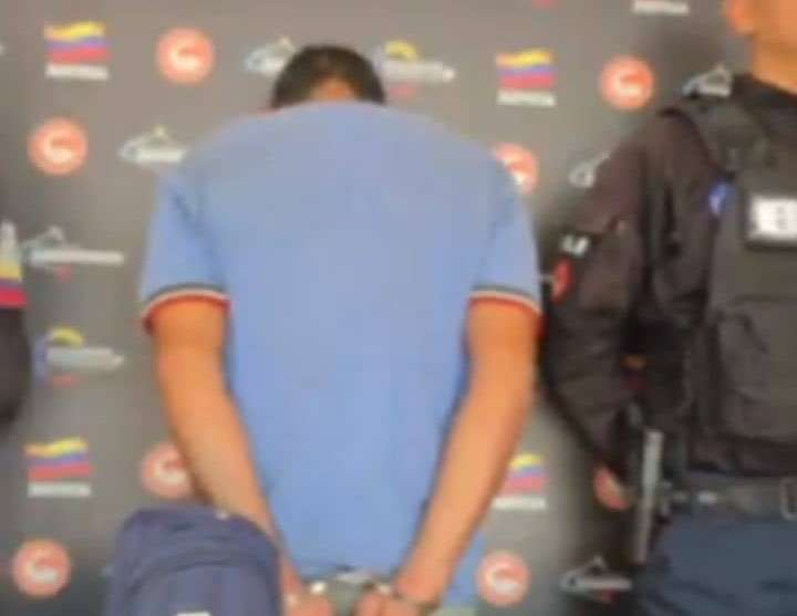 (VIDEO) Arrestan a sujeto por cortar bases del puente en la carretera vieja Caracas