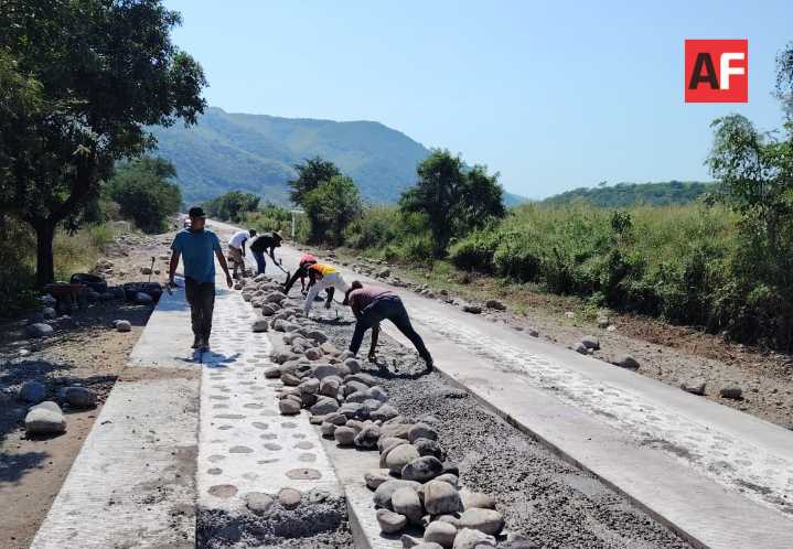 SICT avanza en la construcción de caminos artesanales en Comala e Ixtlahuacán
