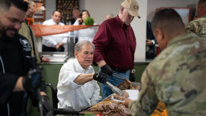 El gobernador Abbott, el zar de la frontera Homan y otros gobernadores sirvieron comidas de Acción de Gracias y agradecieron a los miembros de la Operación Estrella Solitaria