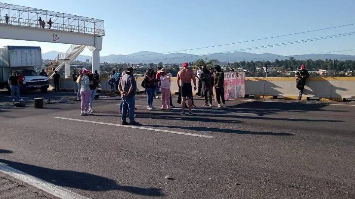 Ejidatarios de Tlahuapan bloquean la México-Puebla; tras siete años, exigen pago de tierras