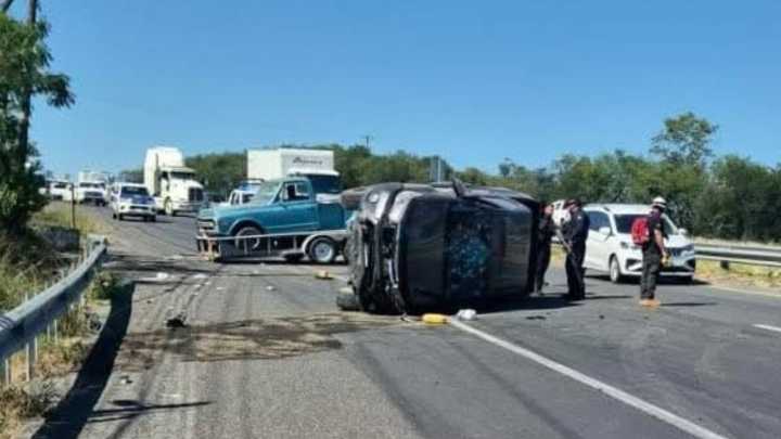 Ataque a Balazos Deja Dos Hombres Sin Vida y una Camioneta Volcada en Montemorelos, Nuevo León