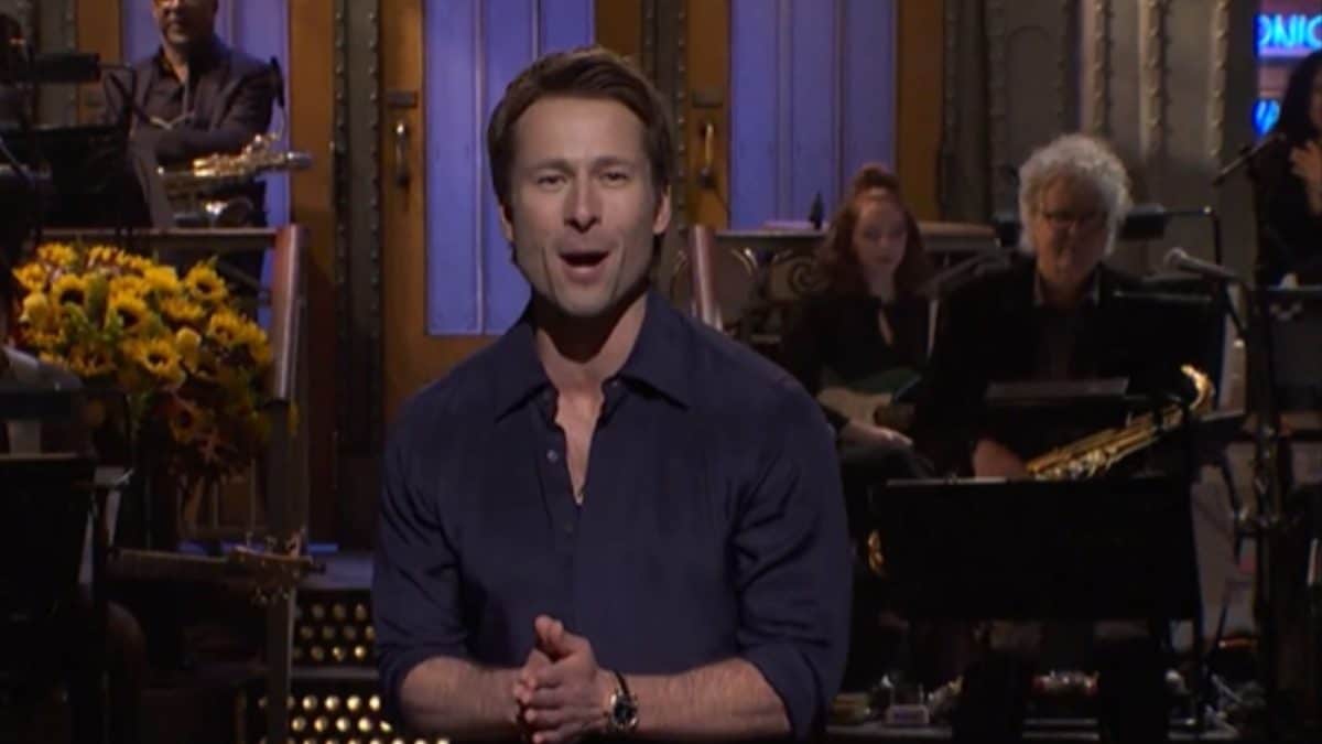 Top Gun Star Glen Powell Opens SNL Episode With Delivery Guy Who Shared His First Invite