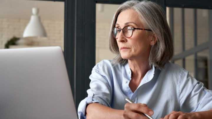Mujeres podrán pensionarse con menos semanas desde 2026 tras cumplir 57 años: así aplicará la reducción gradual de la Ley 2381 de 2024