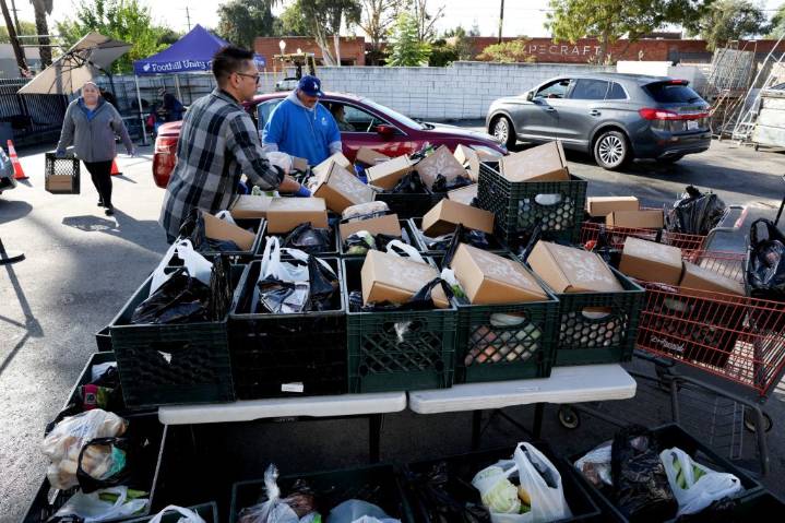 Holiday helpers at Foothill Unity Center assemble, distribute 600 Thanksgiving meals