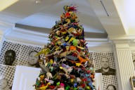 Árbol navideño con miles de figuras de origami se inaugura en museo en NY
